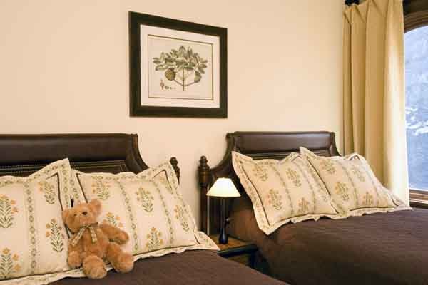 Rustic Double Bed Guest Bedroom in Mammoth Lakes, CA